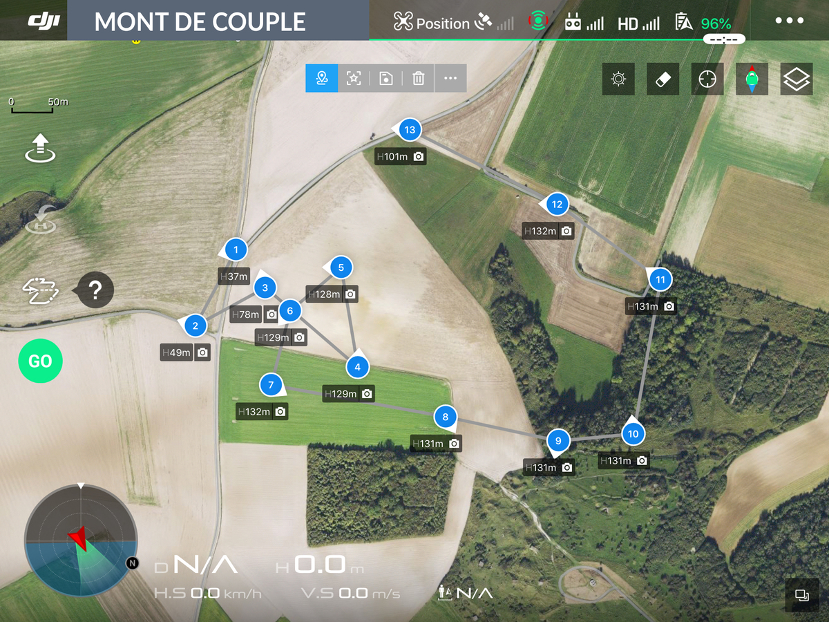 Vue aérienne du Mont de Couple avec 13 points de vue d'un plan de vol de drone numérotés.